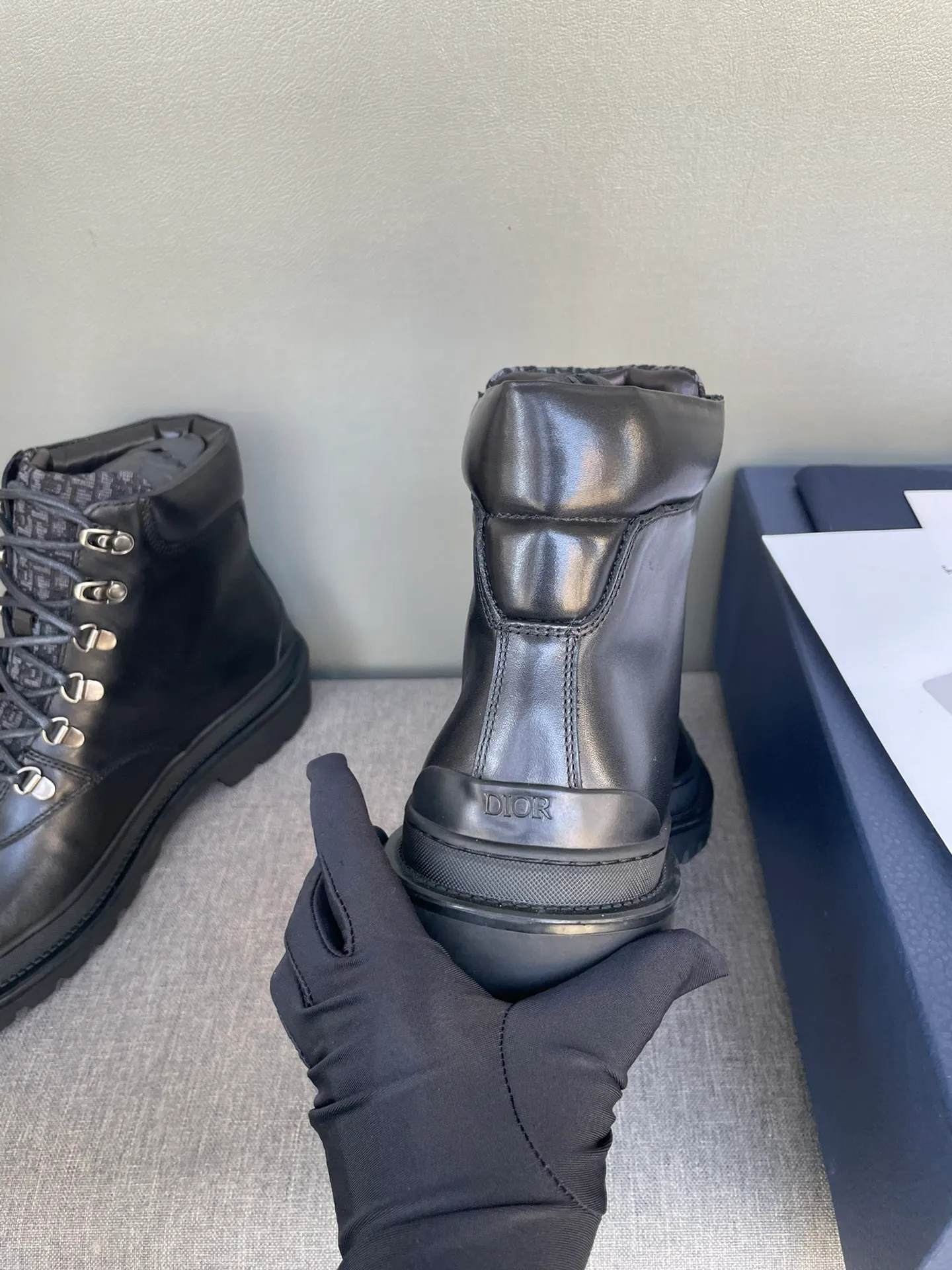 [DIOR] Top P: 1000💰 Number of yards: 39~44 (38.45 custom-made, non-refundable) Dior Dior~ Winter series, original 1:1 development Casual men's leather shoes Heavy investment, shoes and boots are made of imported cowhide + imported Dior special fabric Not easy to deform black cowhide lining Dior large hardware inlay Original TPU vacuum outsole, black cowhide Black open edge beads Military green suede Black suede Khaki suede leather is crafted by a large factory, and the perfect product is only prepared for you who know your taste! Any comparisons are welcome.